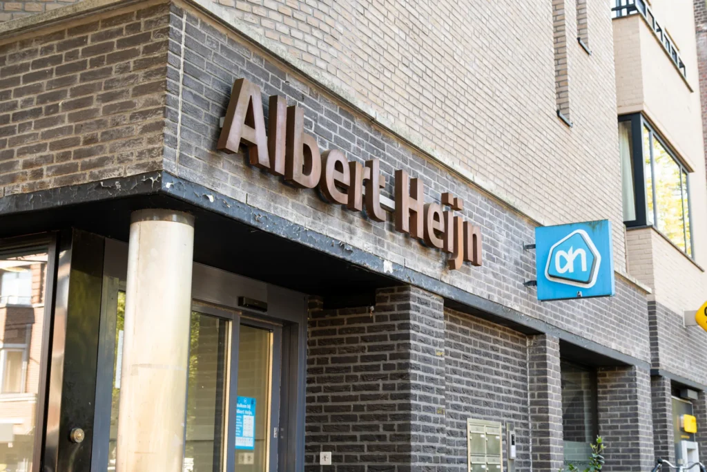 Gevel met de letters en het logo van Albert Heijn aan de Van Hoytemastraat in Den Haag