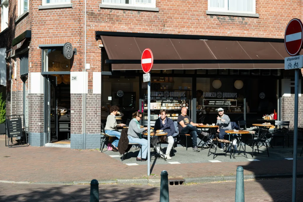Terras en hoekpand van Vlaamsch Broodhuys aan de Van Hoytemastraat in Den Haag